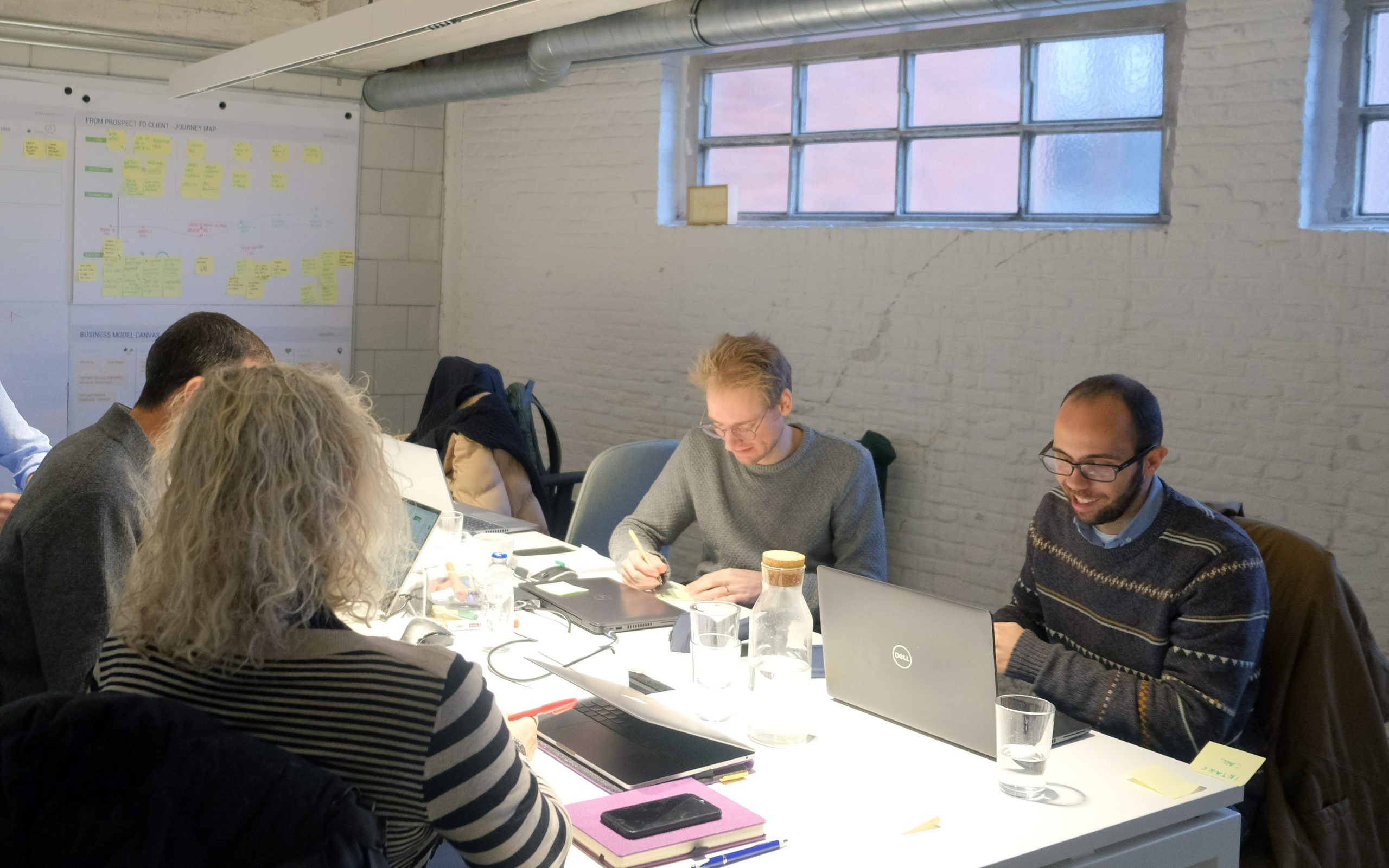 We guide new business, product and design teams to take off against the wind We guide new business, product and design teams to take off against the wind